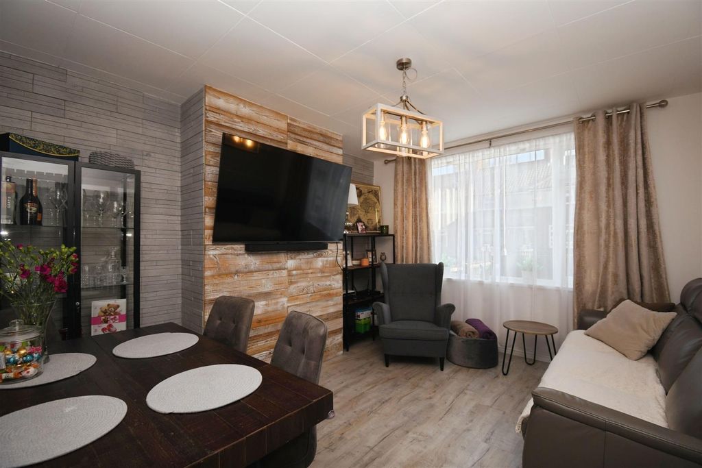 Property photo 2 of 16 Lounge