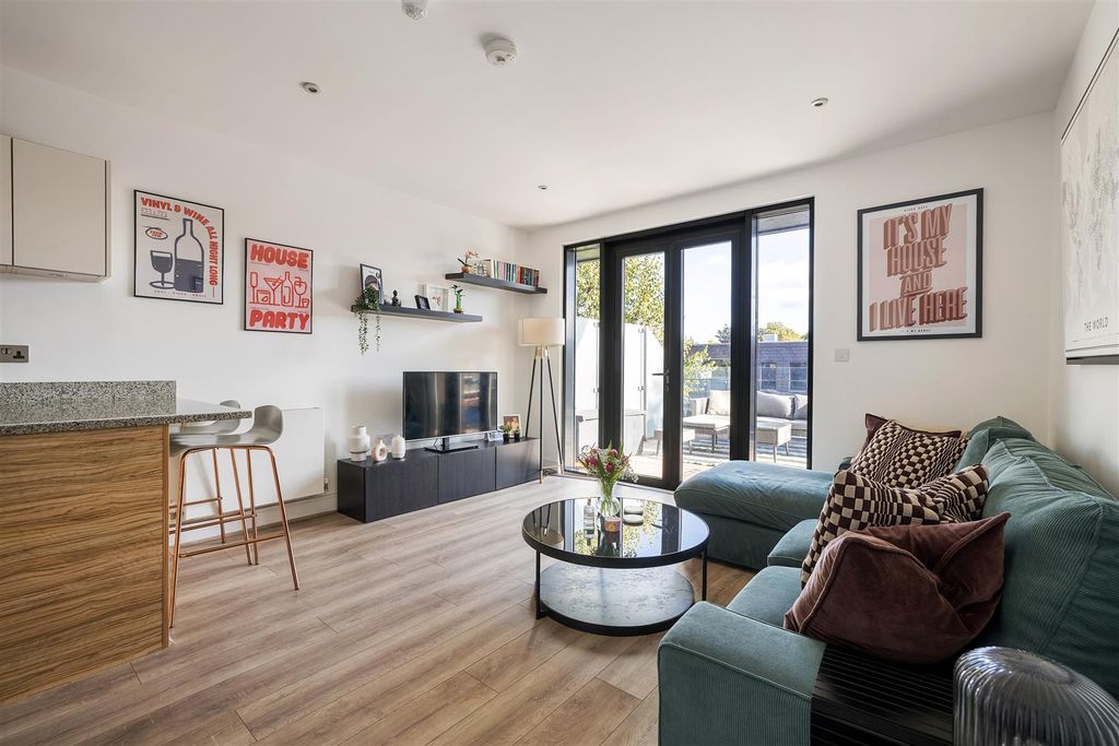 Property photo 2 of 19 Larkshall Road, E4