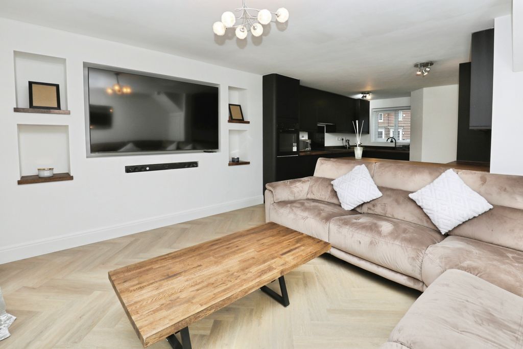 Property photo 3 of 15 Lounge