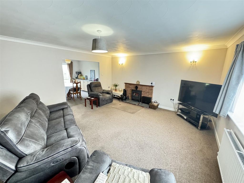 Property photo 2 of 31 Living Room