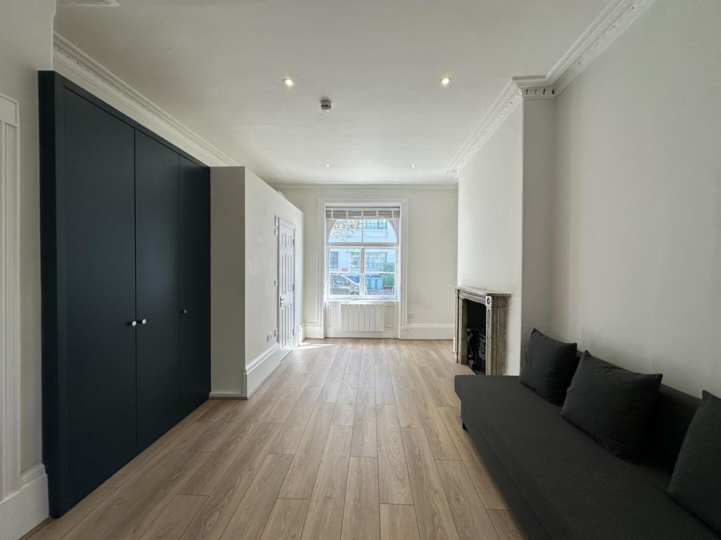 Property photo 1 of 5 Living Room