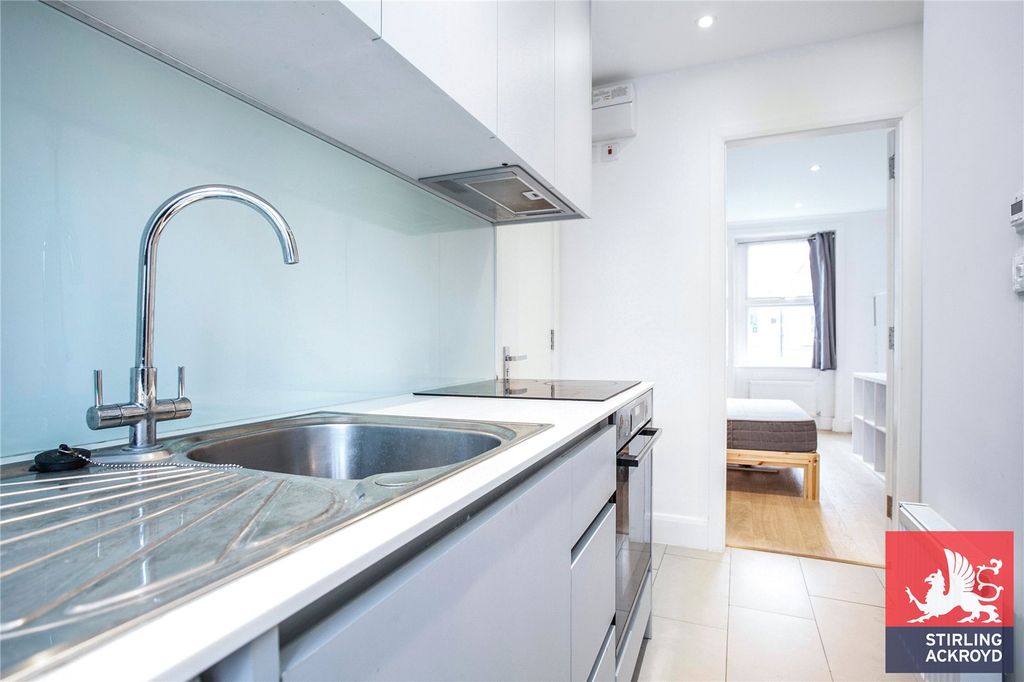 Property photo 3 of 10 Kitchen