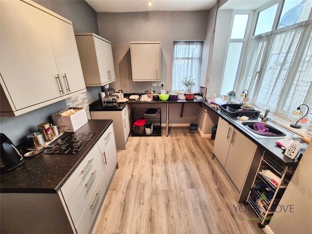 Property photo 3 of 9 Kitchen