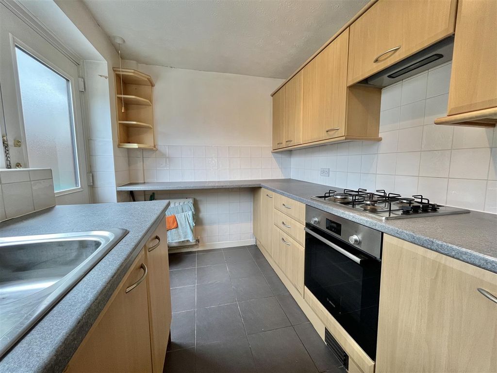Property photo 3 of 8 Kitchen