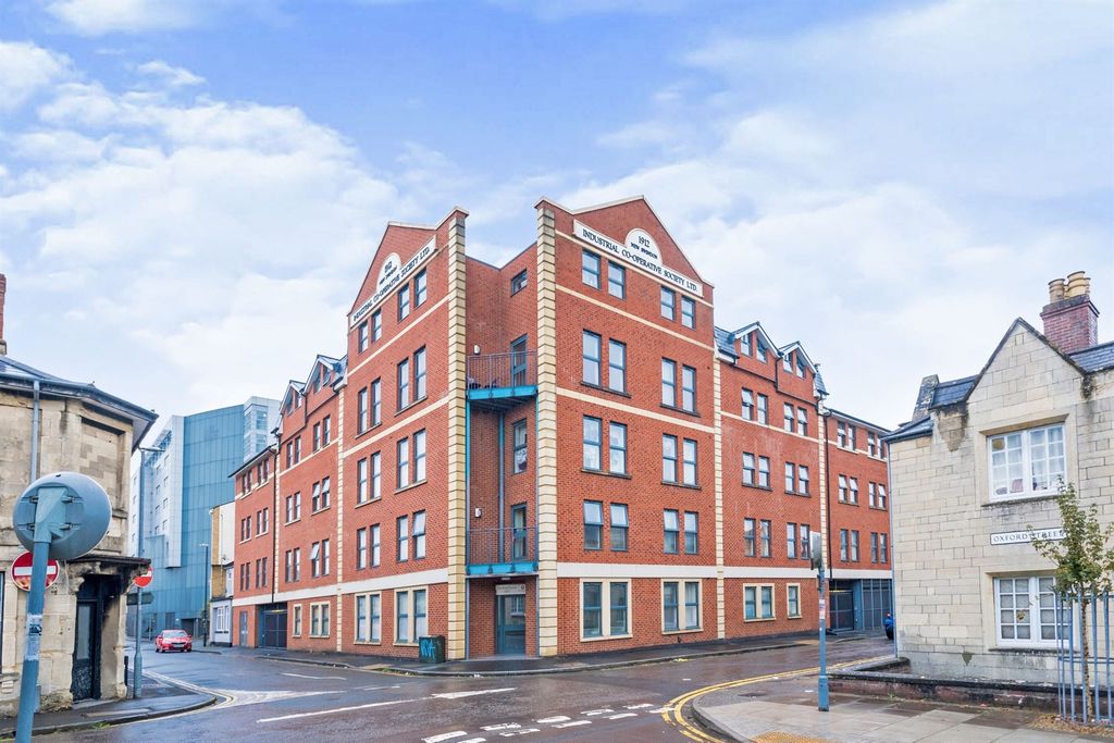 Property photo 1 of 10 Bedroom