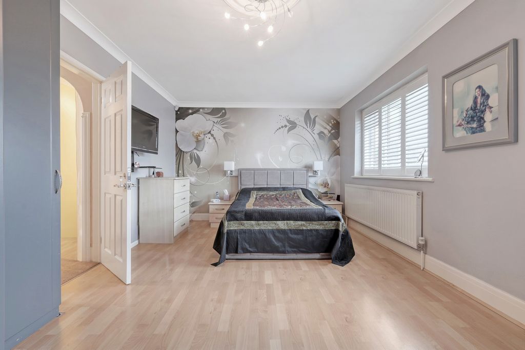 Property photo 2 of 36