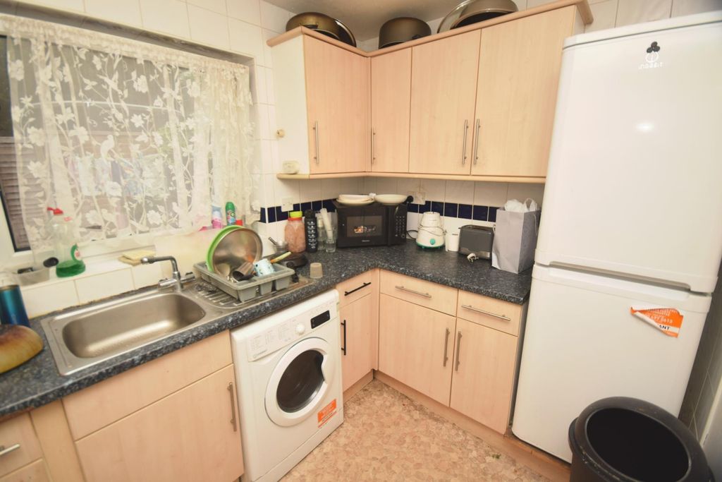 Property photo 2 of 8 Kitchen