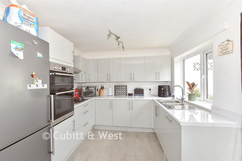 Property photo 3 of 12 Kitchen