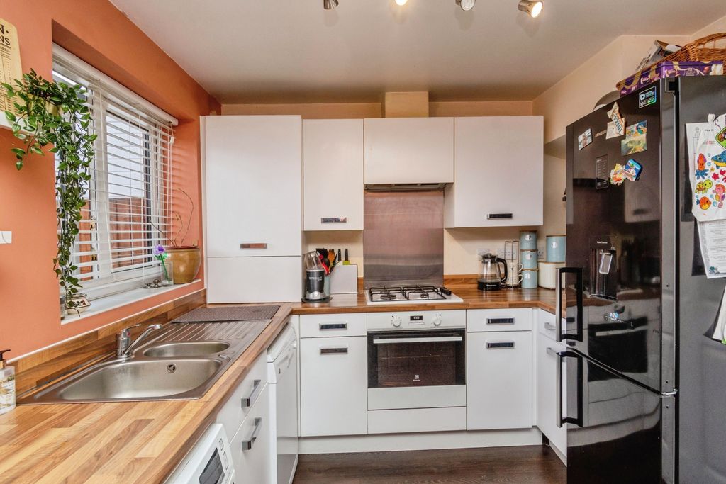 Property photo 2 of 19 Kitchen Diner