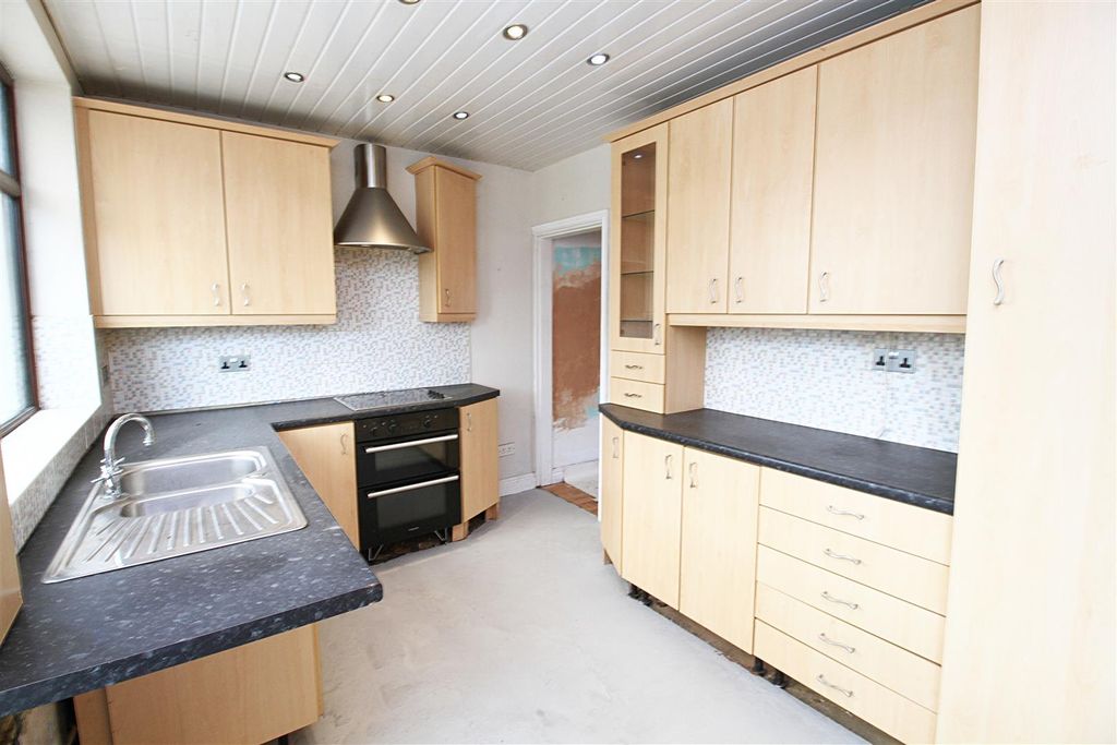 Property photo 3 of 13 Kitchen....._Inpixio.Jpg
