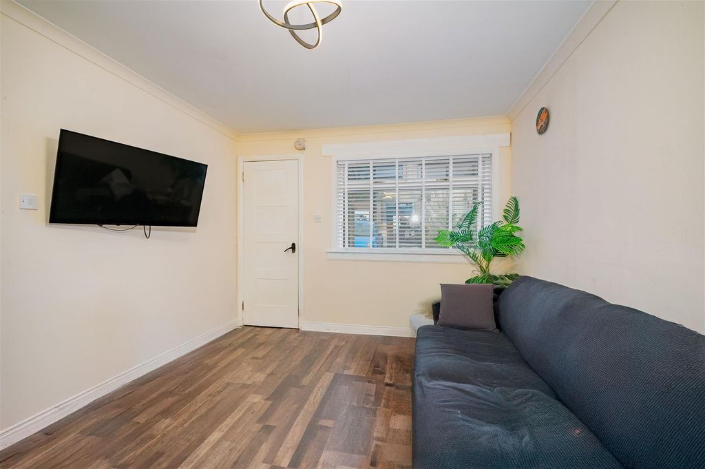 Property photo 3 of 13 20 Traquair Gardens Dundee-12.Jpg