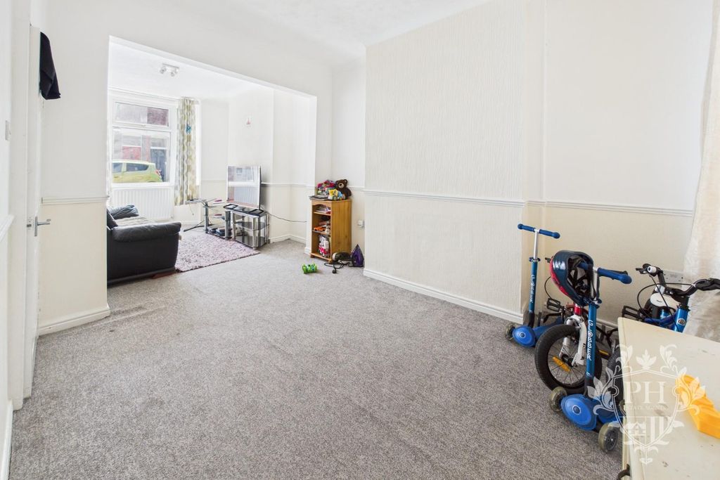 Property photo 3 of 10 Living/Dining Room
