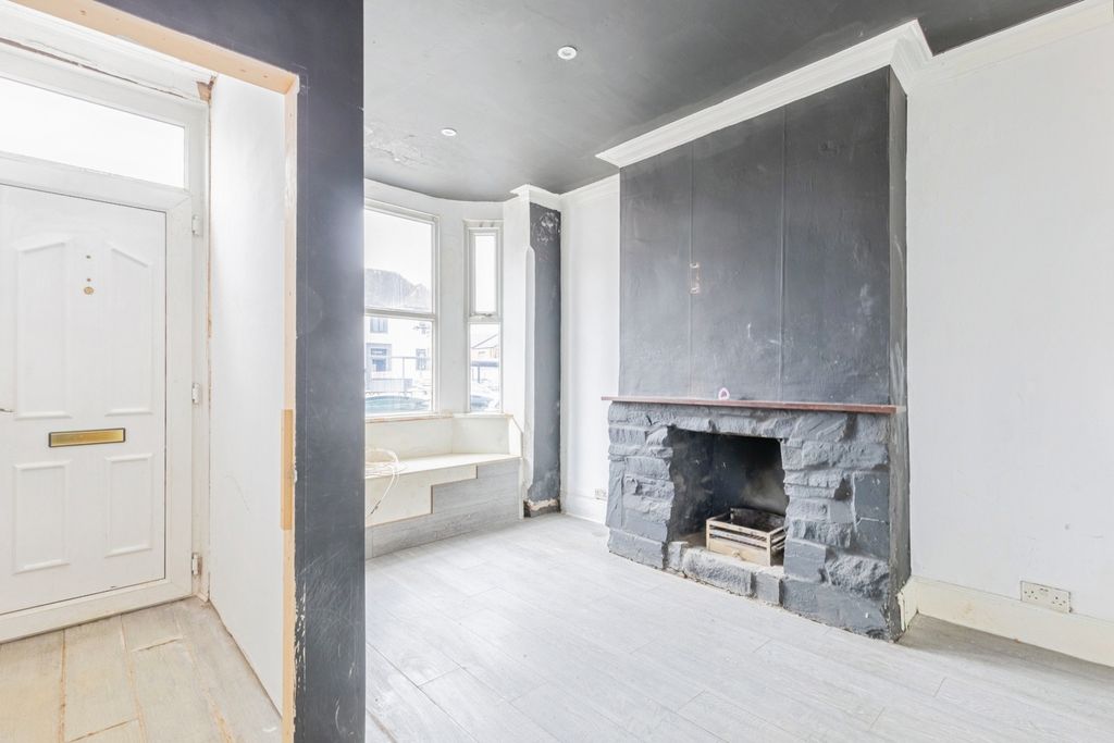 Property photo 2 of 18 Pbox-Img.Jpg