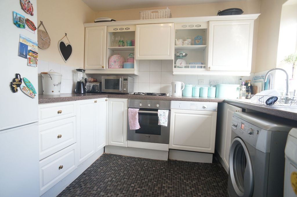 Property photo 3 of 10 Kitchen