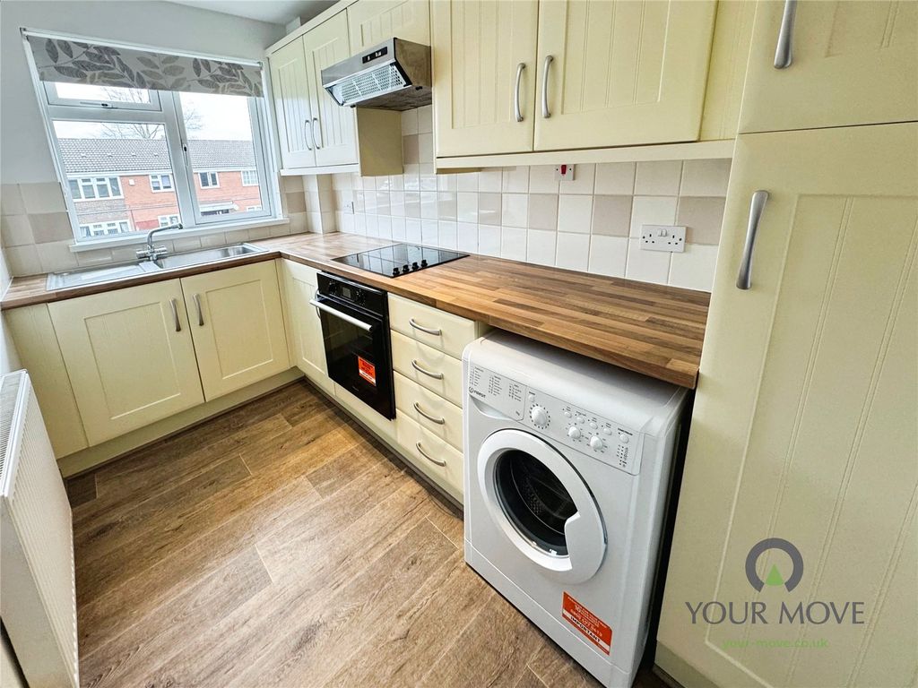 Property photo 2 of 6 Kitchen