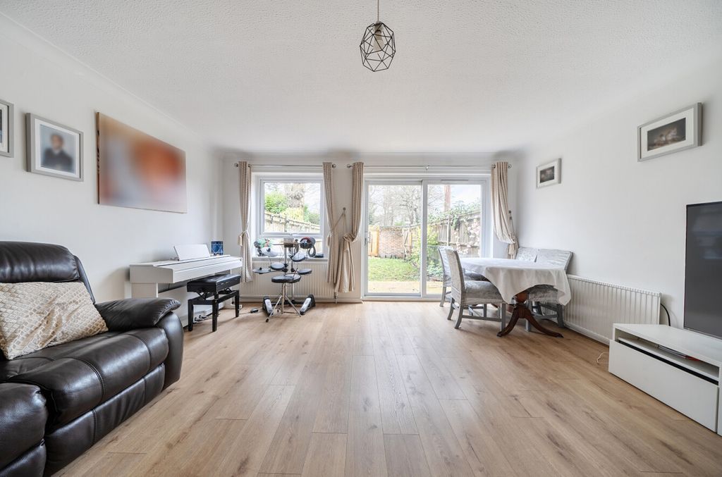 Property photo 3 of 12 1401369-14-697382...