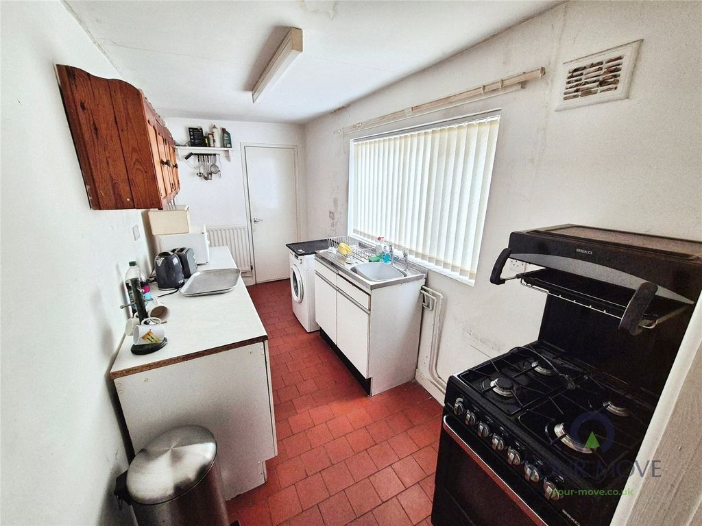 Property photo 3 of 9 Kitchen