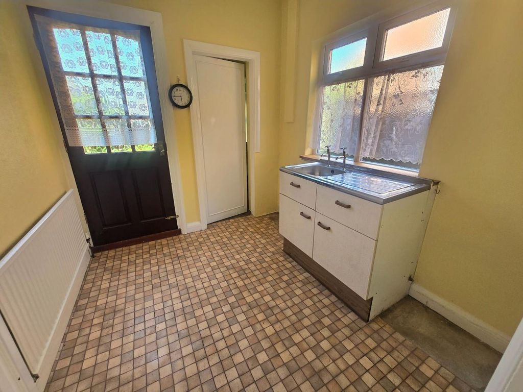 Property photo 3 of 12 Kitchen
