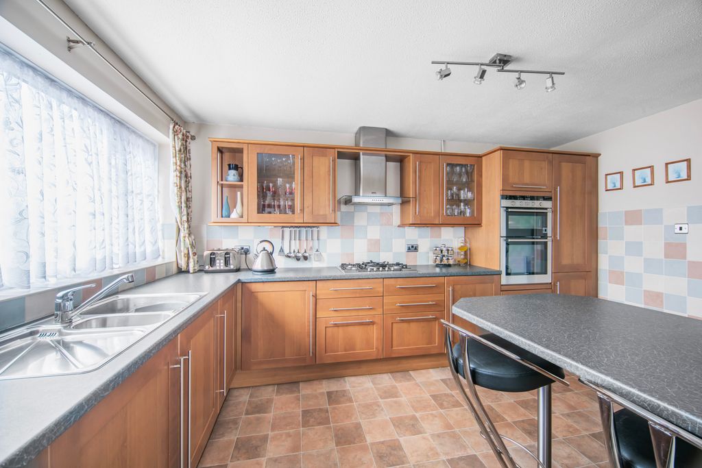 Property photo 2 of 20