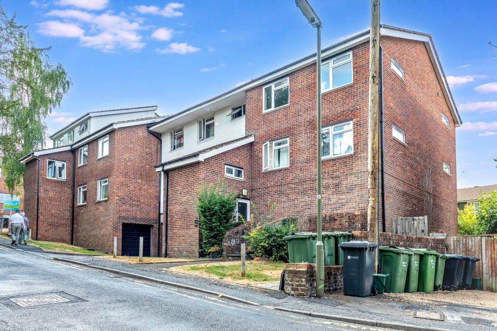 Property photo 1 of 16 Flat 3, 10 Warren Road, Guildford, Gu1 3Nr