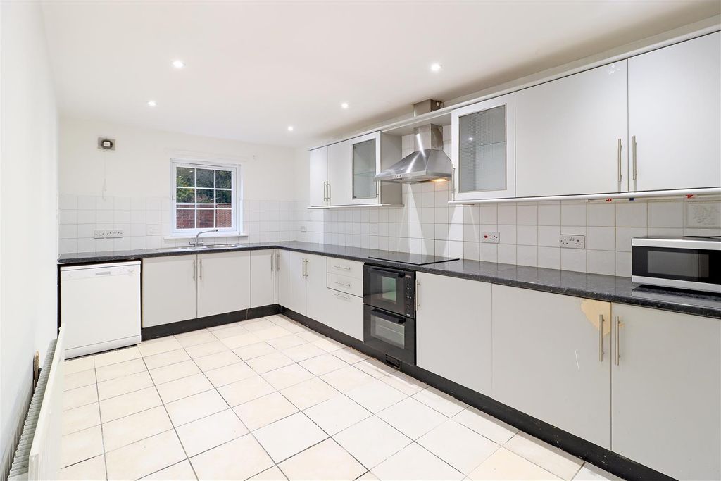 Property photo 3 of 10 Kitchen