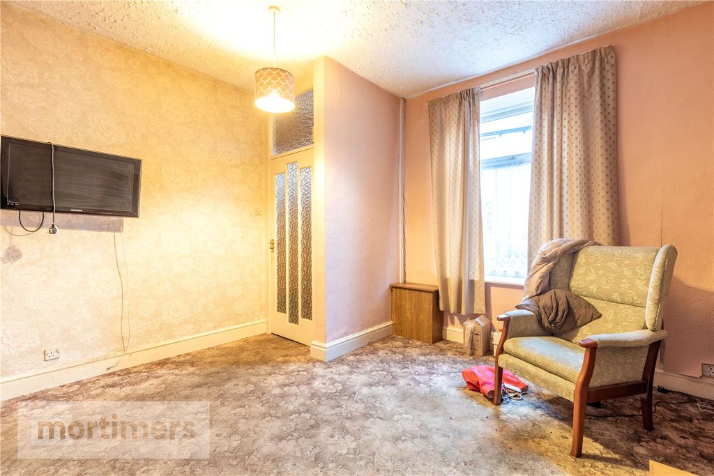 Property photo 3 of 16 Lounge