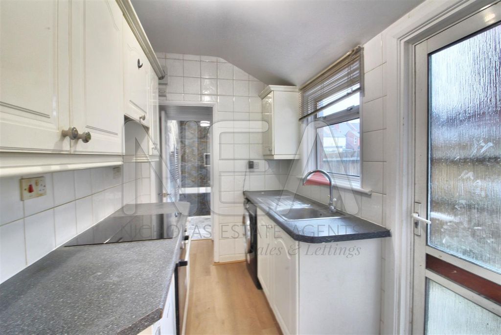 Property photo 2 of 8 Kitchen