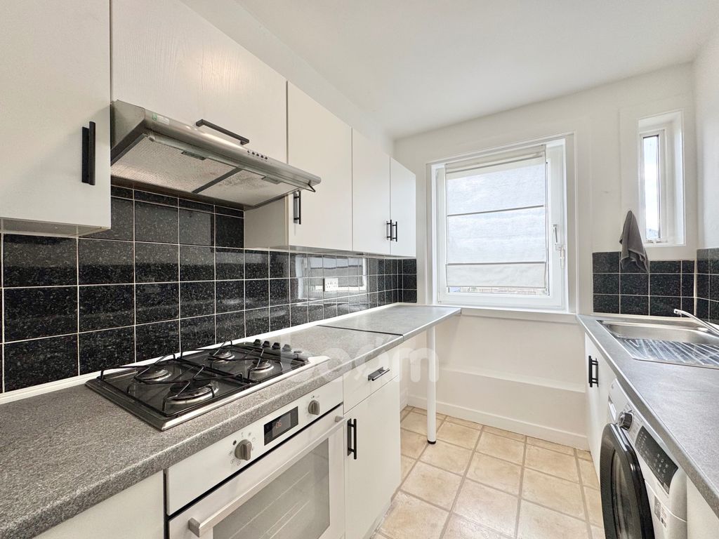 Property photo 3 of 20 High Street, Johnstone Kitchen Pic
