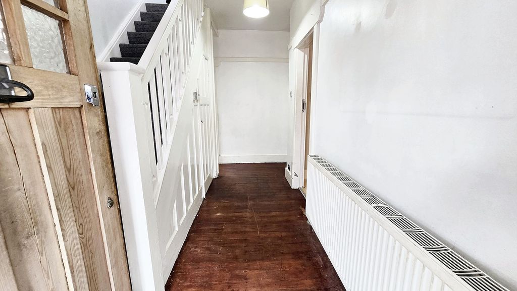 Property photo 2 of 16 Hallway