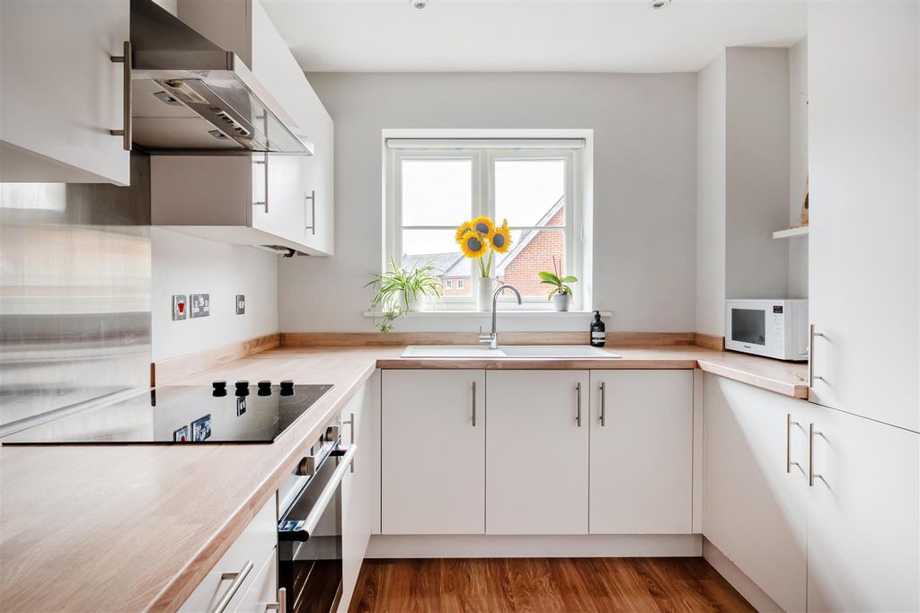 Property photo 3 of 16 Kitchen