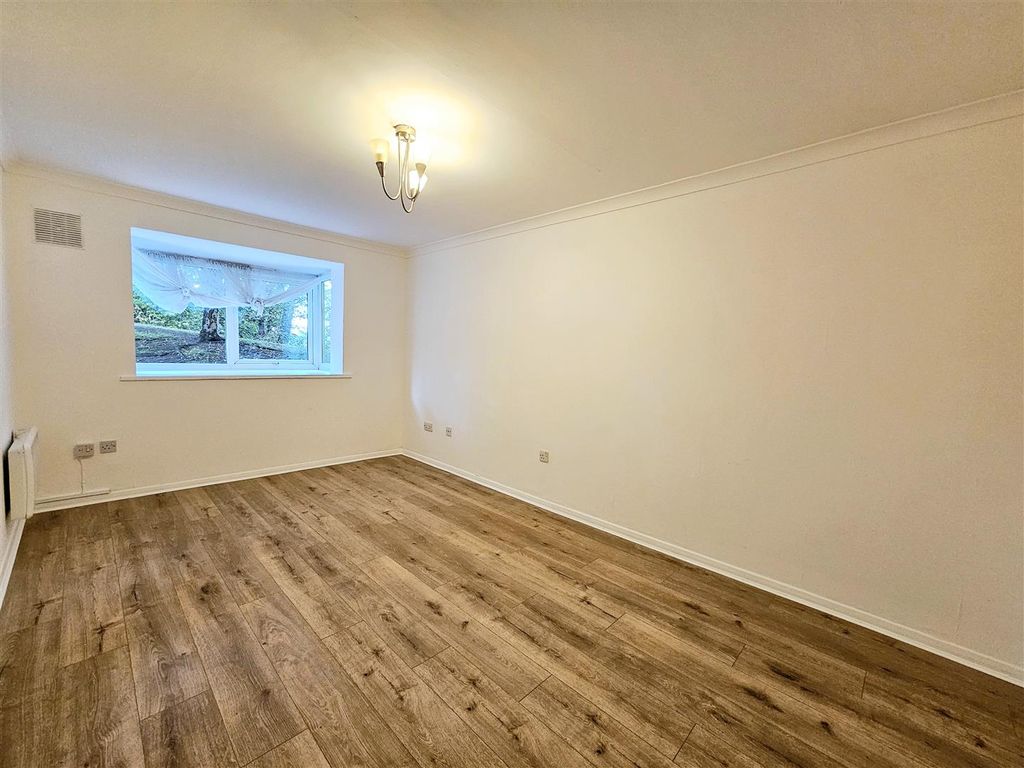 Property photo 2 of 5 Lounge