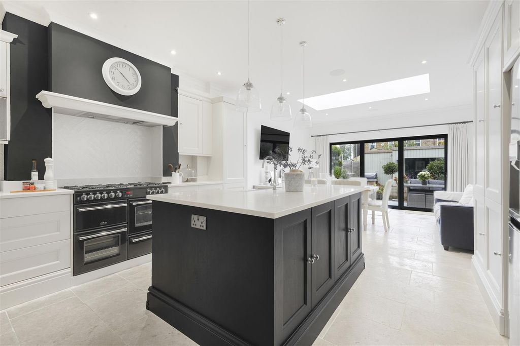 Property photo 1 of 18 Kitchen