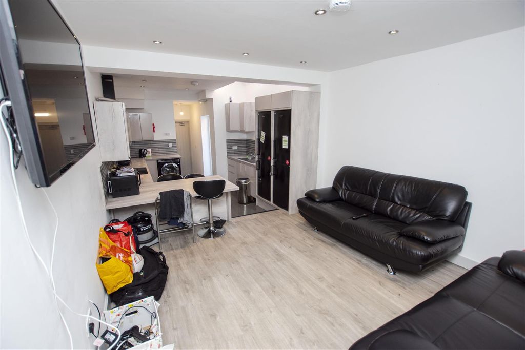 Property photo 2 of 17 Approach