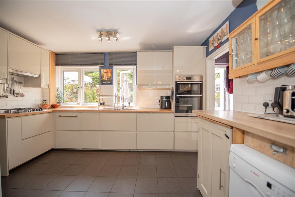 Property photo 2 of 19 Breakfast Kitchen