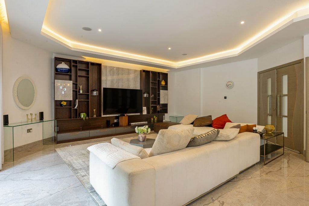 Property photo 2 of 21 Family Lounge