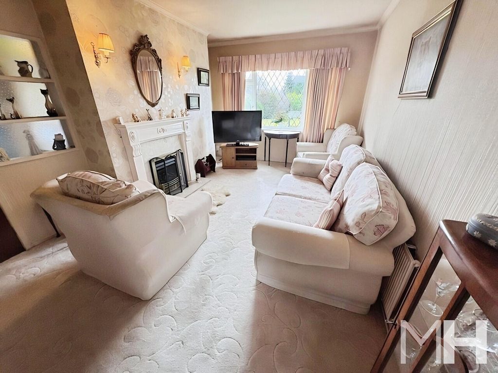 Property photo 3 of 18 Living Room