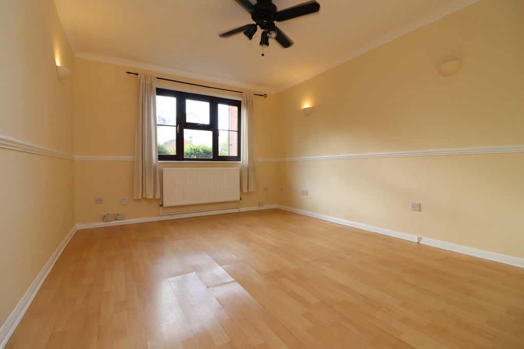 Property photo 2 of 8 Lounge