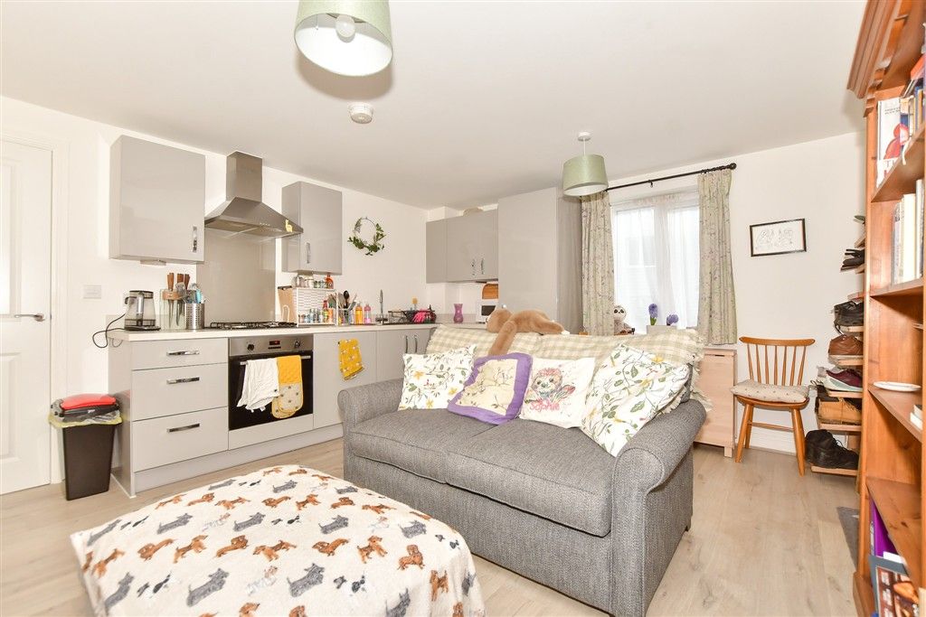 Property photo 3 of 8 Kitchen/Lounge