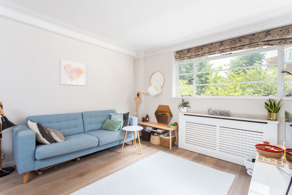 Property photo 3 of 10 Lichfield Court
