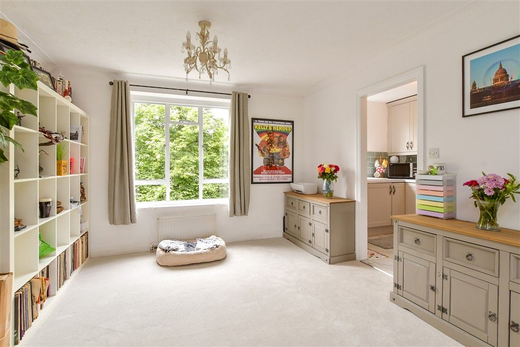 Property photo 2 of 13 Lounge