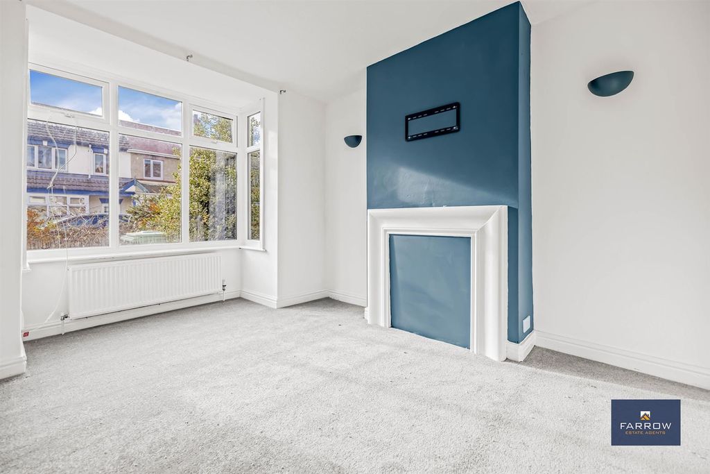 Property photo 2 of 22 Living Room