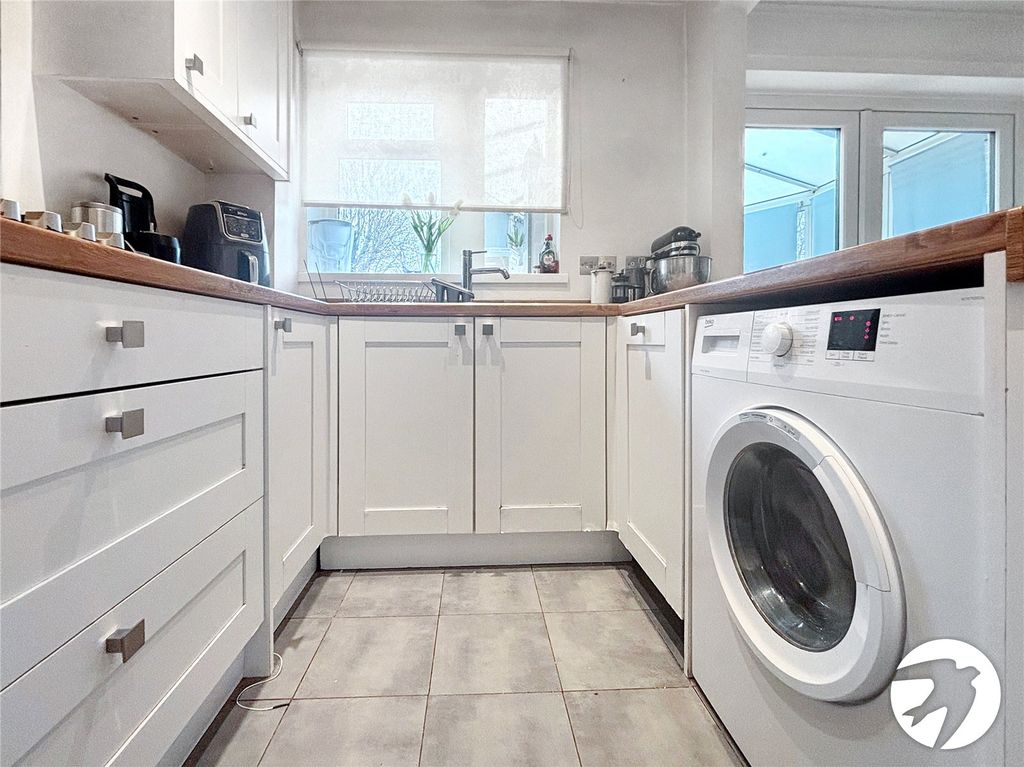 Property photo 3 of 10 Kitchen