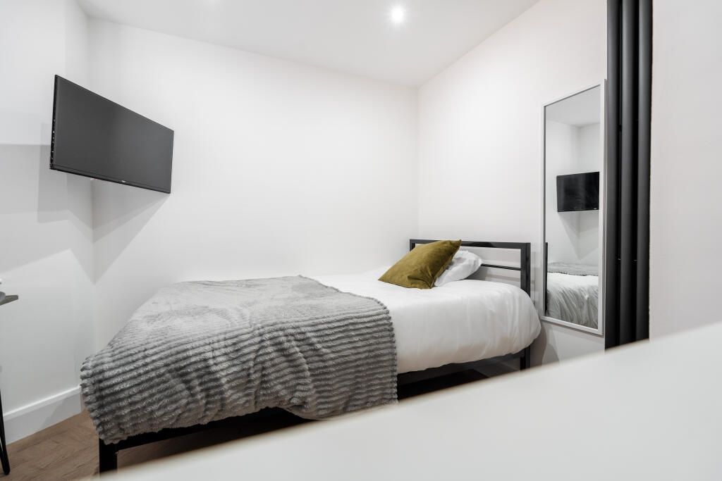 Property photo 1 of 13 A Bright And Modern Master Bedroom Featuring A Spa...