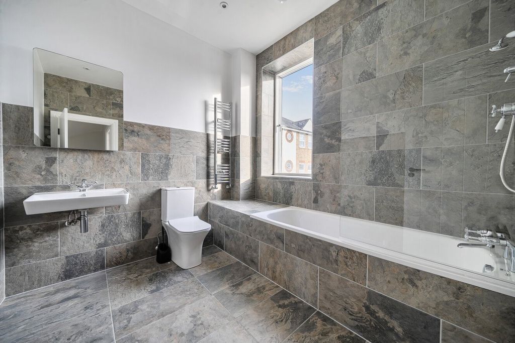 Property photo 2 of 23 1394344-12-694949...
