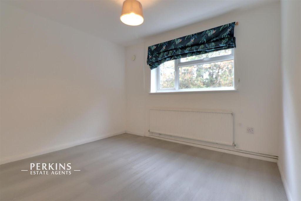 Property photo 3 of 5 Bed 2.Jpg