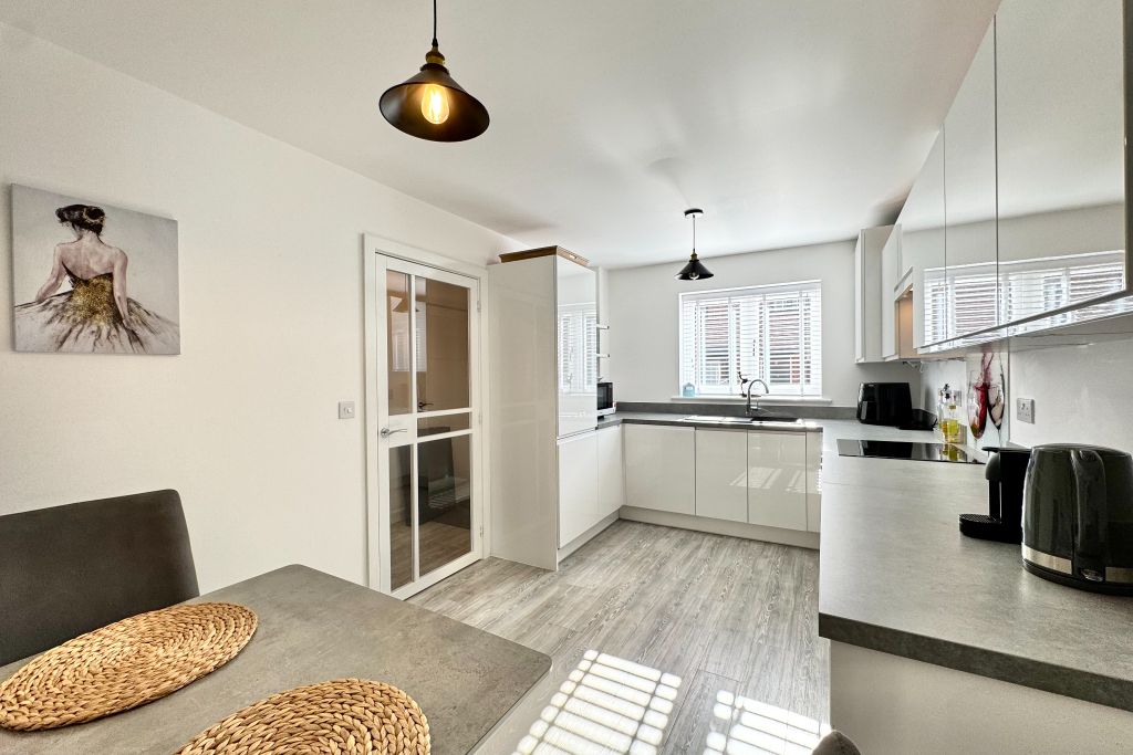 Property photo 3 of 17 Kitchen