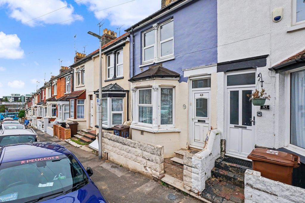 Property photo 1 of 10 Newly Refurbished Three Bedroom House To Rent, Corporation Road, Gillingham