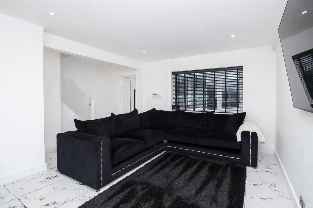 Property photo 2 of 10 Lounge