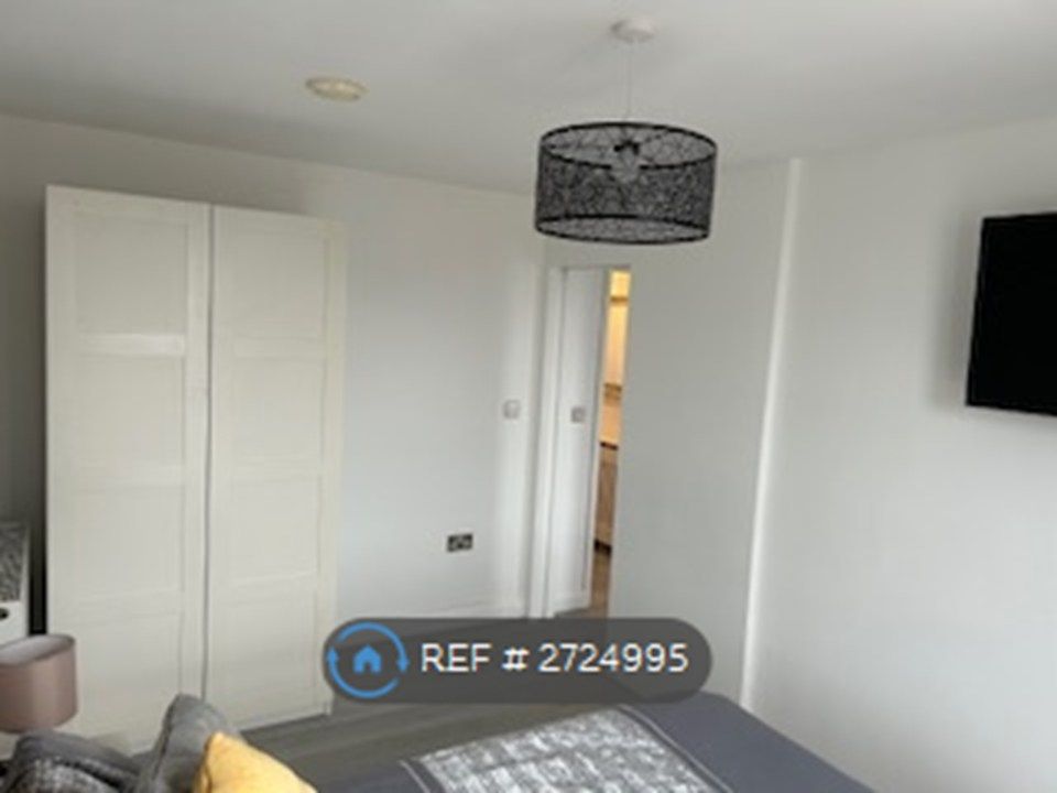 Property photo 3 of 8 Bedroom Entrance