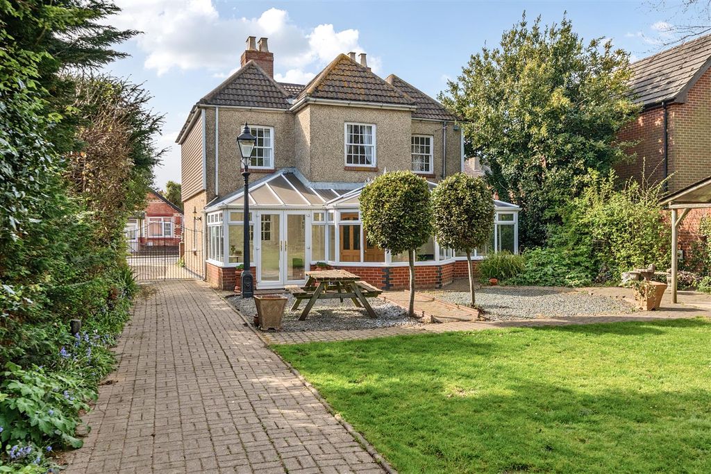 Property photo 2 of 18 Garden